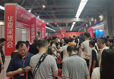 玉环家博会现场人流如织
